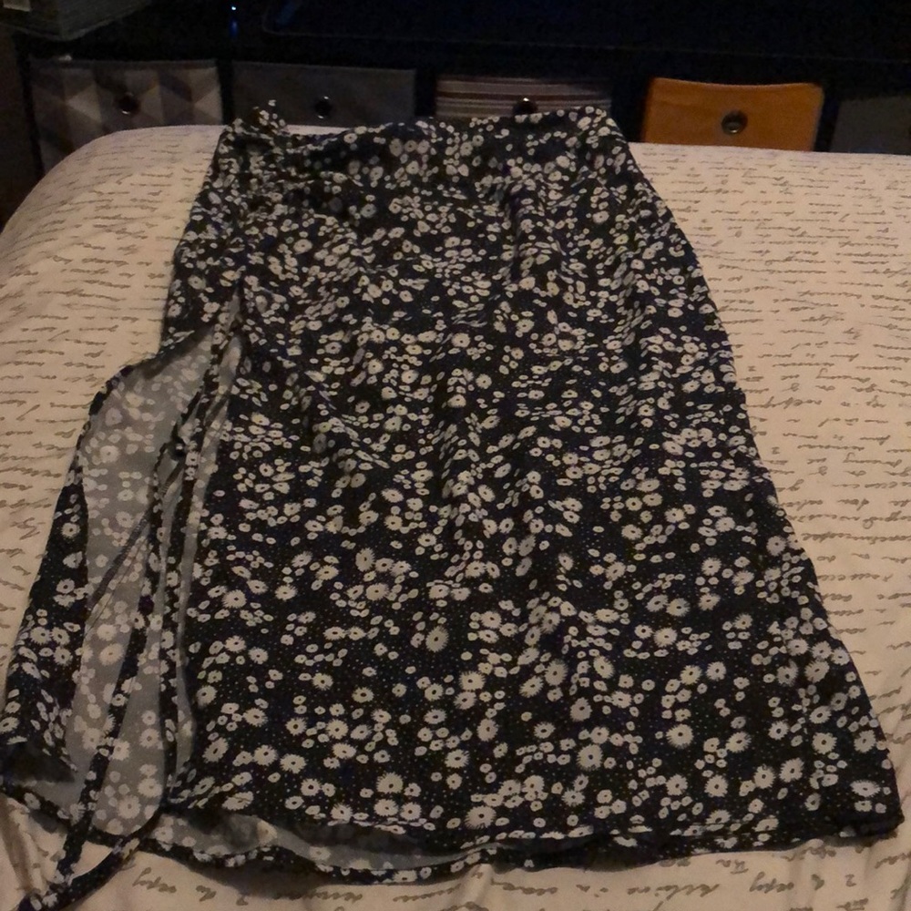 MIDI high slit skirt